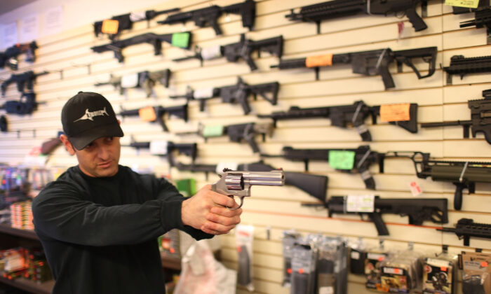 Un vendedor muestra a un cliente una pistola en Delray Beach, Florida, el 5 de enero de 2016. (Joe Raedle/Getty Images)