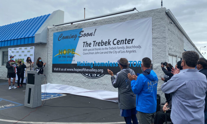 Los funcionarios celebran la conversión de una pista de patinaje cerrada en una instalación de vivienda temporal para personas sin hogar en Northridge, al norte de Los Ángeles, el 25 de marzo de 2021. (Jamie Joseph/The Epoch Times)