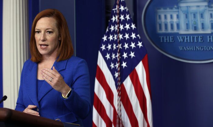 La secretaria de prensa de la Casa Blanca, Jen Psaki, habla durante una conferencia de prensa diaria en la Casa Blanca, en Washington, el 19 de abril de 2021. (Alex Wong/Getty Images)