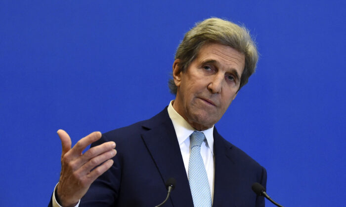 El enviado presidencial especial de Estados Unidos para el clima, John Kerry, habla en una conferencia de prensa después de una reunión con el ministro de Economía y Finanzas de Francia en el ministerio de Economía en París, Francia, el 10 de marzo de 2021. (Eric Piermont/AFP vía Getty Images)