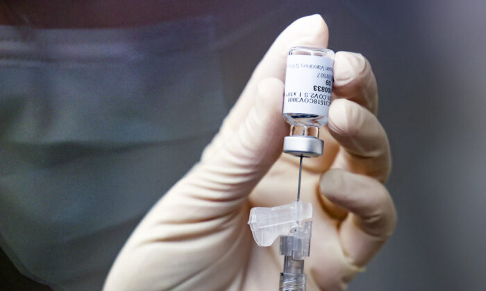 En la imagen se ve una dosis de la vacuna anti-COVID de Johnson & Johnson, en Aurora, Colorado (EE.UU.), el 15 de diciembre de 2020. (Michael Ciaglo/Getty Images)