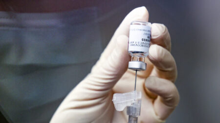 “No hay motivo de preocupación” tras cierre de sitio de vacunación en Colorado debido a vacuna J&J
