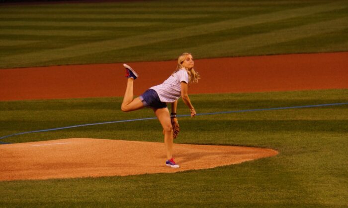 Katie Russell Newland realiza el primer lanzamiento en el Wrigley Field de Chicago. (Cortesía de Katie Russell Newland)