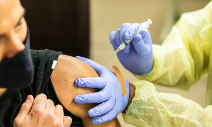 Un trabajador de la salud prepara una vacuna contra COVID-19, en Lestonnac Health Clinic en Orange, California, el 9 de marzo de 2021. (John Fredricks/The Epoch Times)