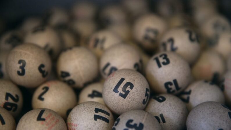Bolas de lotería dentro de una caja, en una foto de archivo. (Justin Sullivan/Getty Images)