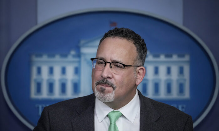 El secretario de Educación, Miguel Cardona, habla durante la rueda de prensa diaria en la Casa Blanca en Washington, D.C., el 17 de marzo de 2021. (Drew Angerer/Getty Images)