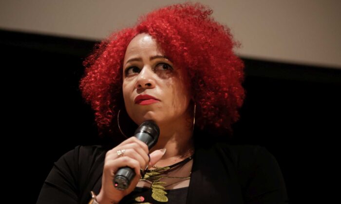 La reportera de New York Times, Nikole Hannah-Jones, habla durante el 13º Congreso Internacional de Periodismo de Investigación en São Paulo, Brasil, el 29 de junio de 2018. (Alice Vergueiro/Abraji vía Wikimedia Commons)