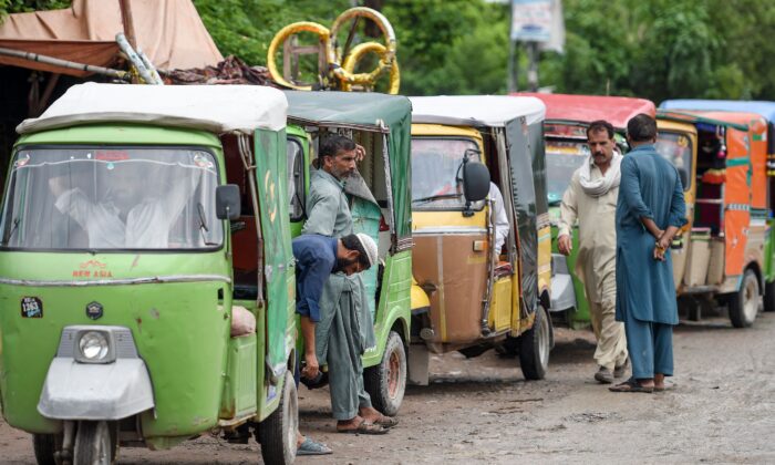 Conductores de mototaxis esperan clientes en las afueras de Islamabad, Pakistán, el 26 de agosto de 2019. (FAROOQ NAEEM/AFP a través de Getty Images)