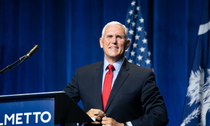 El exvicepresidente, Mike Pence, se dirige a una multitud durante un evento patrocinado por la organización Palmetto Family en Columbia, Carolina del Sur, el 29 de abril de 2021. (Sean Rayford/Getty Images)