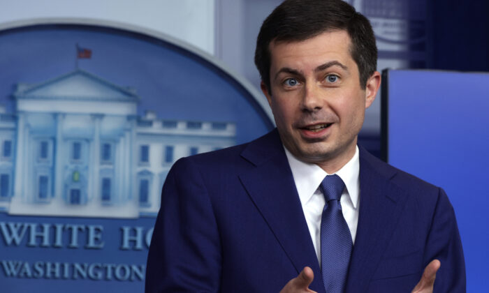 El secretario de Transporte de Estados Unidos, Pete Buttigieg, habla durante una conferencia de prensa diaria en la Casa Blanca, en Washington, el 9 de abril de 2021. (Alex Wong/Getty Images)