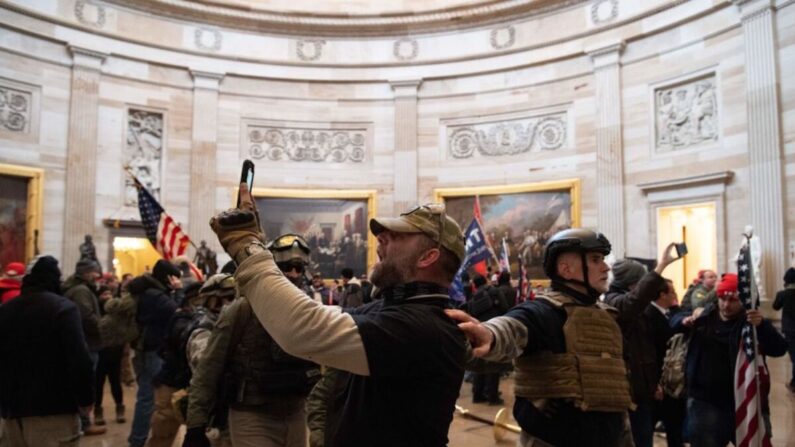 Manifestantes se ven tomando fotos dentro del Capitolio de Estados Unidos en Washington, el 6 de enero de 2021. (Saul Loeb/AFP vía Getty Images)
