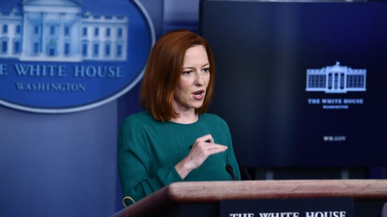 Secretaria de prensa de la Casa Blanca, Jen Psaki, durante la conferencia de prensa diaria en la Sala Brady Briefing de la Casa Blanca en Washington el 6 de abril de 2021. (Brendan Smialowski/AFP a través de Getty Images)