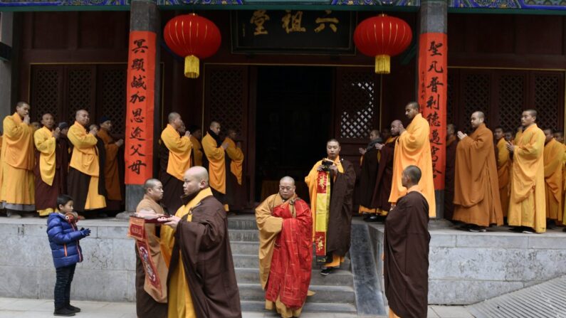Monjes chinos asisten a una ceremonia en el templo Shaolin en Dengfeng, provincia de Henan, China, el 28 de enero de 2017. En una medida sin precedentes, el régimen chino ha exigido que el templo muestre una bandera nacional como muestra de lealtad al Partido Comunista Chino. (STR/AFP/Getty Images)