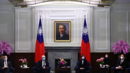 Presidente de Taiwán advierte amenaza regional de Beijing mientras recibe delegación de EE.UU.