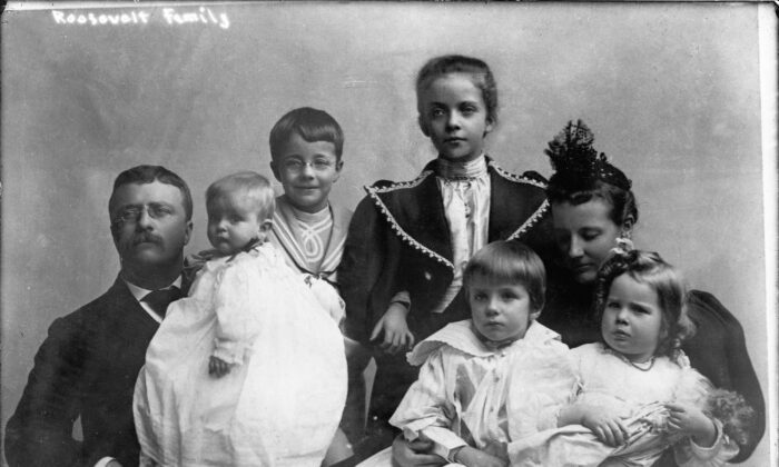 Retrato del presidente Theodore Roosevelt (1858-1919) con su segunda esposa, Edith Carow Roosevelt, y sus cinco primeros hijos, a mediados de la década de 1890. (FPG/Getty Images)