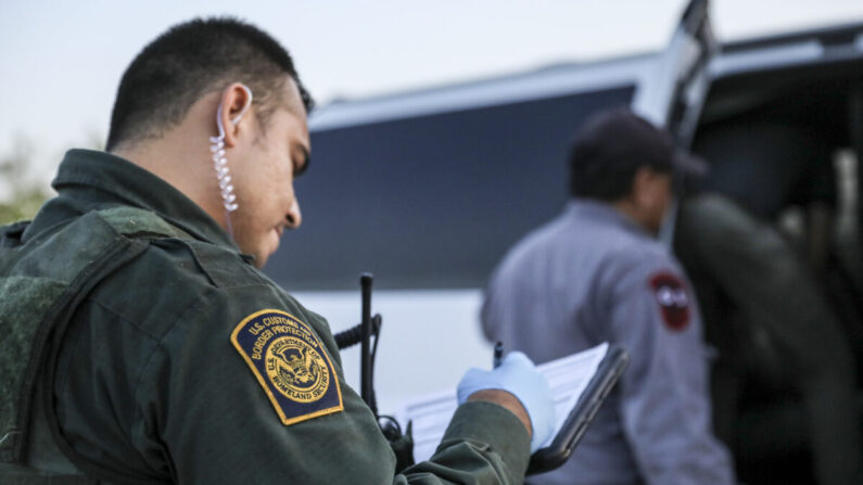 Agentes de la Patrulla Fronteriza detienen a inmigrantes ilegales que acaban de cruzar el Río Grande desde México hacia Estados Unidos cerca de McAllen, Texas, el 18 de abril de 2019. (Charlotte Cuthbertson/The Epoch Times)
