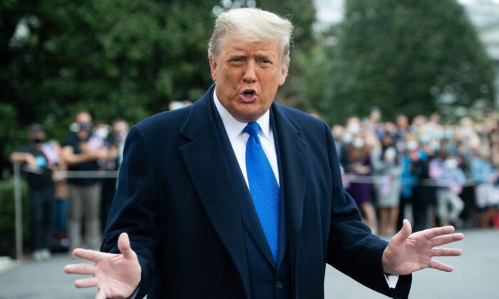 El presidente Donald Trump habla con los medios de comunicación mientras camina hacia el Marine One antes de partir del jardín sur de la Casa Blanca, en Washington, DC, el 27 de octubre de 2020. (Saul Loeb/AFP a través de Getty Images)