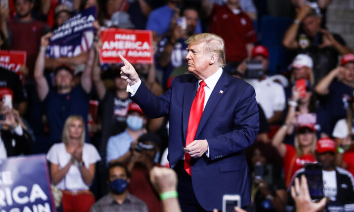 El expresidente Donald Trump es observado durante un acto de campaña en el BOK Center de Tulsa, Oklahoma, el 19 de junio de 2020. (Charlotte Cuthbertson/The Epoch Times)