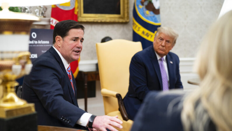 El presidente Donald Trump se reúne con el gobernador de Arizona, Doug Ducey, en el Despacho Oval, en Washington, el 5 de agosto de 2020. (Doug Mills/The New York Times vía Getty Images)
