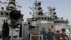 La Marina de EEUU realiza disparos de advertencia hacia 3 buques iraníes tras un encuentro cercano