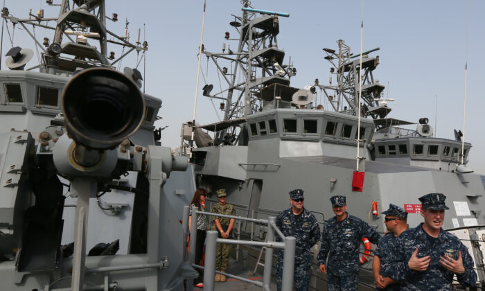 Soldados de la Marina estadounidense hablan con la prensa en la cubierta del USS Firebolt en el puerto de Salman en Manama, Baréin, el 12 de mayo de 2013. (Marwan Naamani/AFP vía Getty Images)