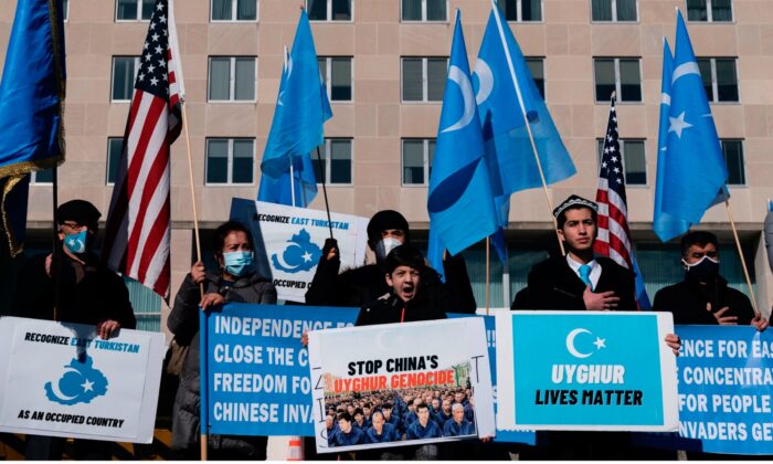 Uigures del Movimiento del Despertar Nacional del Turquestán Oriental (ETNAM) se reunen frente al Departamento de Estado de Estados Unidos para pedir al presidente Joe Biden que aumente la presión sobre el Partido Comunista Chino, en Washington el 5 de febrero de 2021. (Alex Edelman/AFP vía Getty Images)