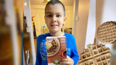 Niño autista se inquieta cuando empresa suspende sus waffles favoritos, así que le envían la receta