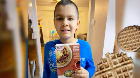 Niño autista se inquieta cuando empresa suspende sus waffles favoritos, así que le envían la receta