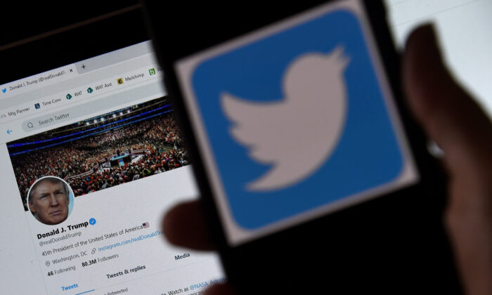En esta ilustración fotográfica, se muestra un logotipo de Twitter en un teléfono móvil con la página de Twitter del presidente Trump en el fondo en Arlington, Virginia, el 27 de mayo de 2020. (Olivier Douliery/AFP a través de Getty Images)