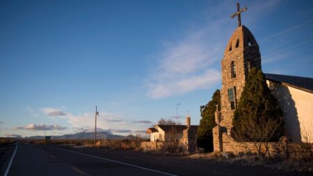 Nuevo México restablece servicios de culto en interiores a su máxima capacidad