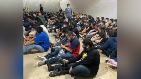 Patrulla Fronteriza encuentra 149 extranjeros ilegales dentro de un camión en Texas