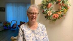 Mujer de 78 ha sido madre temporal de bebés desde hace 34 años: ¡Ya van 81!