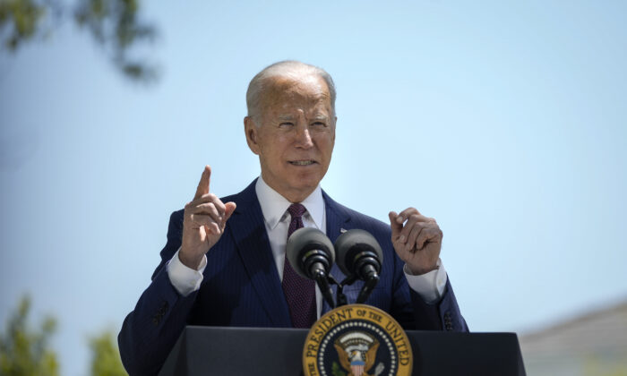 El presidente Joe Biden habla sobre la directriz actualizada de las mascarillas por parte de los CDC en el jardín norte de la Casa Blanca en Washington, el 27 de abril de 2021. (Drew Angerer/Getty Images)