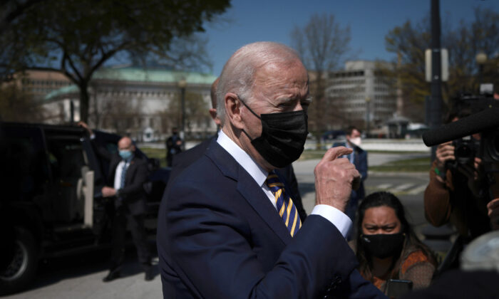 El presidente Joe Biden responde preguntas mientras regresa a la Casa Blanca, en Washington, el 5 de abril de 2021. (Win McNamee/Getty Images)