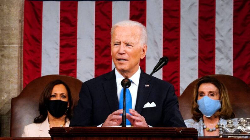 El presidente estadounidense Joe Biden, flanqueado por la vicepresidente Kamala Harris (izq.) y la presidente de la Cámara de Representantes, Nancy Pelosi (der.), se dirige a una sesión conjunta del Congreso en el Capitolio de Estados Unidos, en Washington, el 28 de abril de 2021. (Melina Mara/POOL/AFP a través de Getty Images)