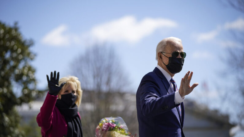 El presidente Joe Biden saluda mientras él y la primera dama Jill Biden abandonan la Casa Blanca en Washington el 2 de abril de 2021. (Drew Angerer/Getty Images)