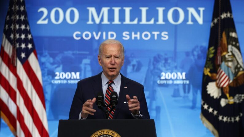 El presidente Joe Biden pronuncia un discurso sobre la respuesta al COVID-19 y el estado de las vacunas en el Auditorio South Court del Edificio de Oficinas Ejecutivas Eisenhower en Washington el 21 de abril de 2021. (Alex Wong/Getty Images)
