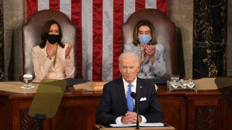 El presidente Joe Biden pronunció un discurso en una sesión conjunta del Congreso, en el Capitolio, en Washington el 28 de abril de 2021. (Doug Mills/Pool/Getty Images)