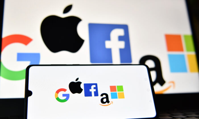 Una fotografía de archivo de ilustración muestra los logotipos de Google, Apple, Facebook, Amazon y Microsoft mostrados en un teléfono móvil y una pantalla de computadora portátil. (Justin Tallis/AFP a través de Getty Images)