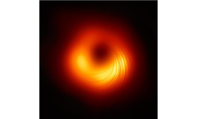 Una vista del agujero negro supermasivo M87 en luz polarizada. Las líneas marcan la orientación de la polarización, que está relacionada con el campo magnético alrededor de la sombra del agujero negro. (Colaboración internacional EHT)