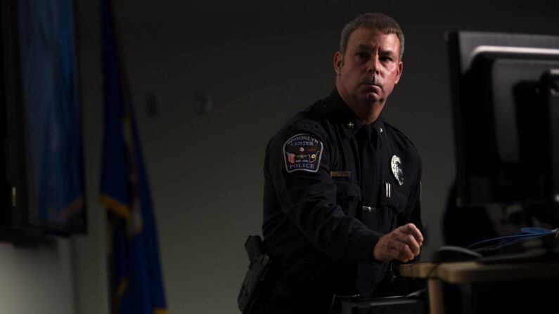 El jefe de policía de Brooklyn Center, Tim Gannon, mira mientras se reproduce el video de una oficial disparando a Daunte Wright durante una conferencia de prensa en la sede de la policía de Brooklyn Center, Minnesota, el 12 de abril de 2021. (Stephen Maturen/Getty Images)
