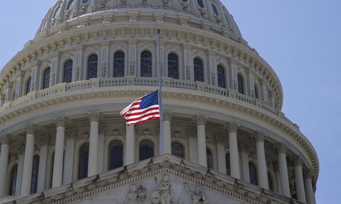 La bandera en el Capitolio de EE. UU. está a media asta en reconocimiento al representante, John Lewis, en Washington, el 18 de julio de 2020. (Tasos Katopodis/Getty Images)