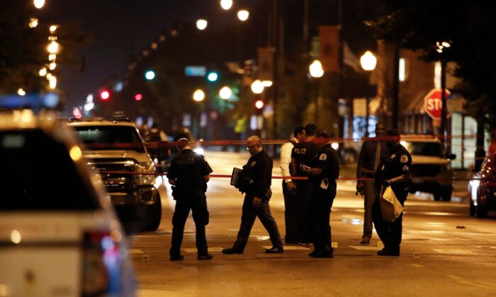 Varios agentes de policía investigan la escena de un tiroteo en Chicago, Illinois, el 21 de julio de 2020. (Kamil Krzaczynski/AFP vía Getty Images)