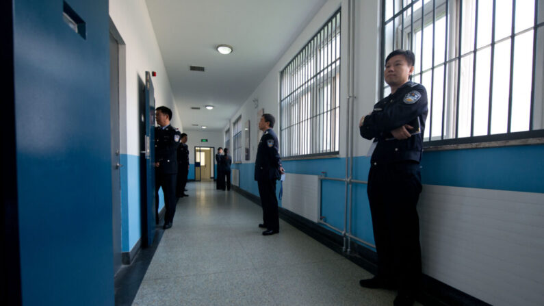 Los guardias de la policía en un pasillo dentro del Centro de Detención No.1 durante una visita guiada por el gobierno en Beijing el 25 de octubre de 2012. (Ed Jones/AFP a través de Getty Images)