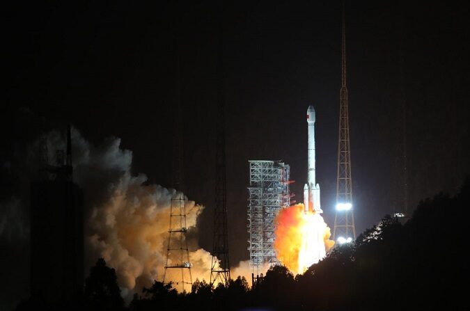 Un cohete portador Long March-3B que transporta los satélites de navegación Beidou 24 y 25 despega del Centro de Lanzamiento de Satélites de Xichang, en Xichang, China, el 5 de noviembre de 2017. (Wang Yulei/China News Service/VCG vía Getty Images)
