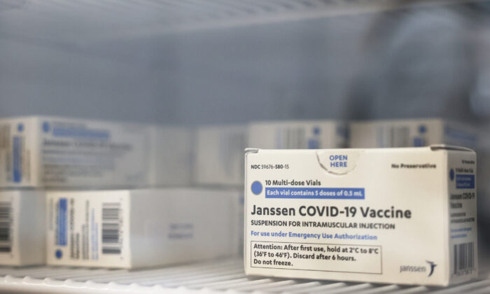 Dosis de la vacuna contra la COVID-19 de Johnson & Johnson en un refrigerador. Imagen tomada el 8 de abril de 2021. (Michael M. Santiago/Getty Images)