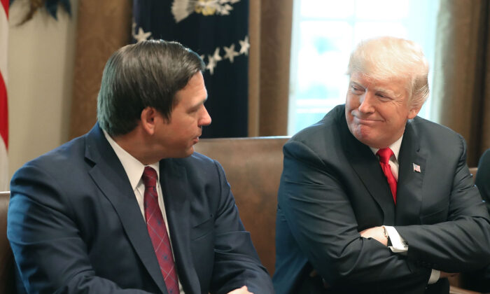 El gobernador electo de Florida Ron DeSantis (dcha.) se sienta junto al presidente Donald Trump durante una reunión con los gobernadores electos en la Sala del Gabinete de la Casa Blanca el 13 de diciembre de 2018. (Mark Wilson/Getty Images)