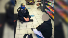 Amable policía se sienta frente a un hombre en crisis mental en una gasolinera para ayudarlo