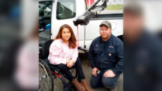Amable mecánico arregla silla de ruedas de mujer parapléjica y su gesto de bondad se extiende