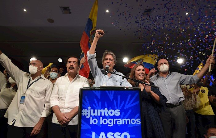 El candidato presidencial Guillermo Lasso (c) saluda a sus seguidores en Quito, tras su vistoria en las elecciones del domingo. EFE/ Santiago Fernández